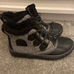 Sorel women’s boots. Size 6. Never worn! Knits outside and fur inside!